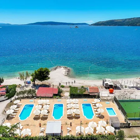 Apartment Medena In Seget Donji, With Pools