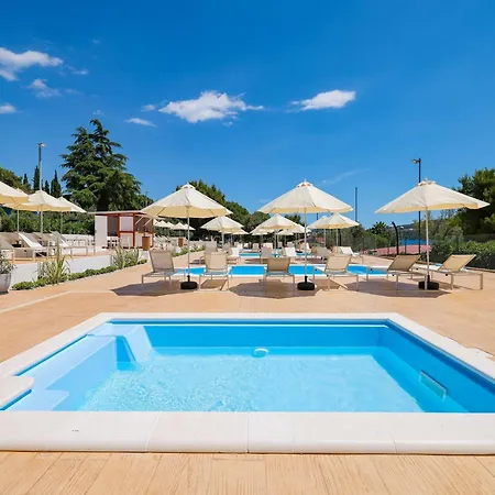 Apartment Medena In Seget Donji, With Pools *