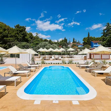 Apartment Medena In Seget Donji, With Pools Trogir